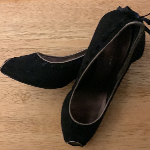 8 1/2 Black suede shoes excellent condition.  Toe out - Picture 3 of 7